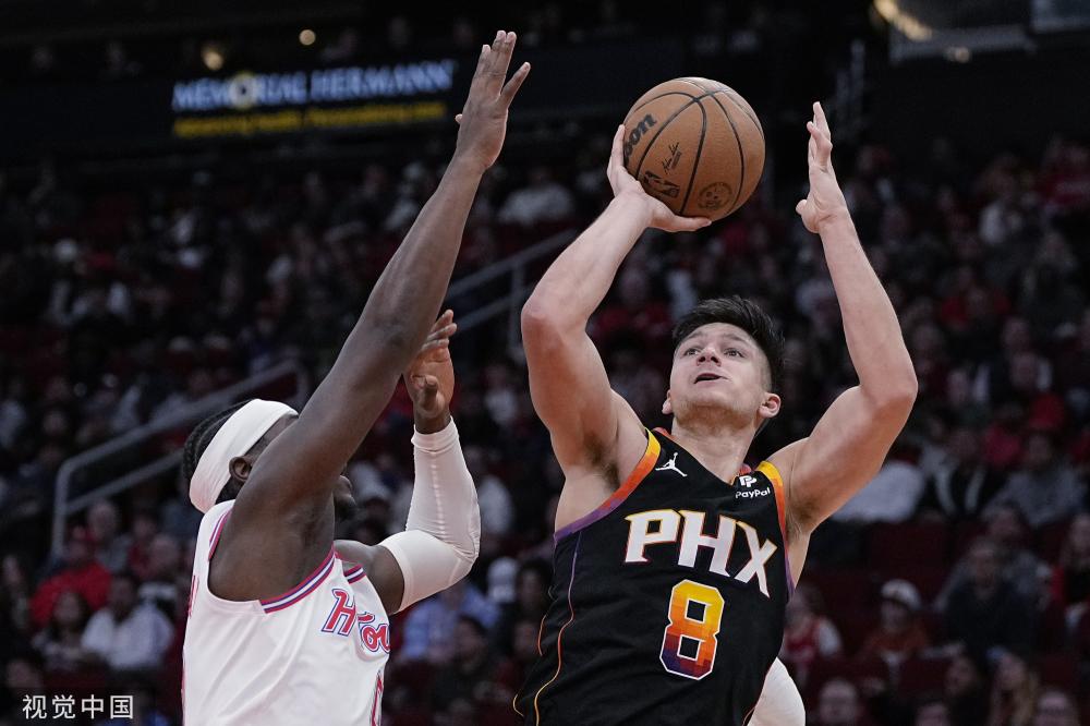 她凭借敏锐 她凭借敏锐