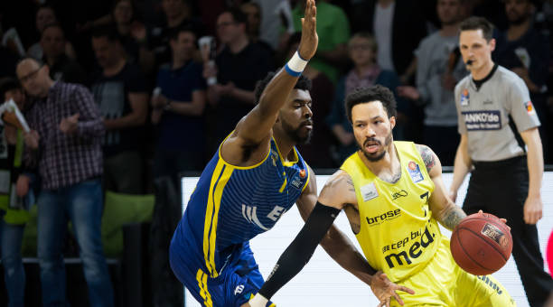 通过他们的 通过他们的